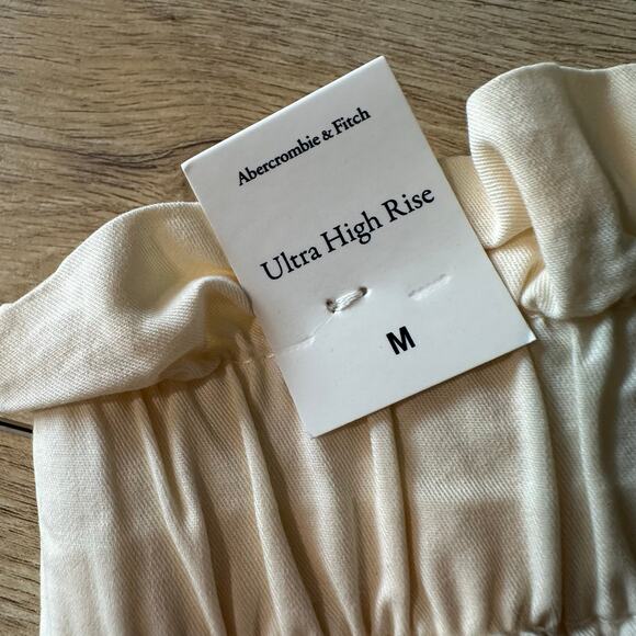 Abercrombie & Fitch Cream Twill Paper Bag Cuffed Pull on Shorts M - Picture 8 of 11